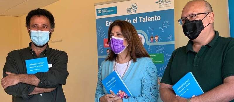 La vicealcaldesa de Telde, Carmen Hernández, junto al director territorial de Aldeas Infantiles, Javier Perdomo, y el director de Mercurio Editorial, Jorge Liria/TA.